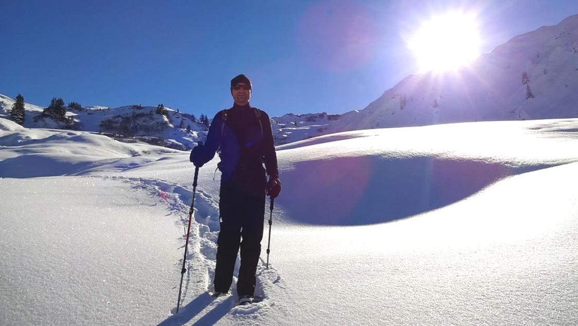 Schneeschuhlaufen und Meditation in stiller Bergwelt