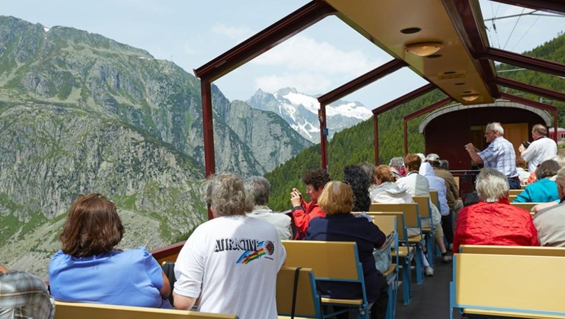 Nostalgiefahrten im Sommer mit dem Oberalp Openair Express