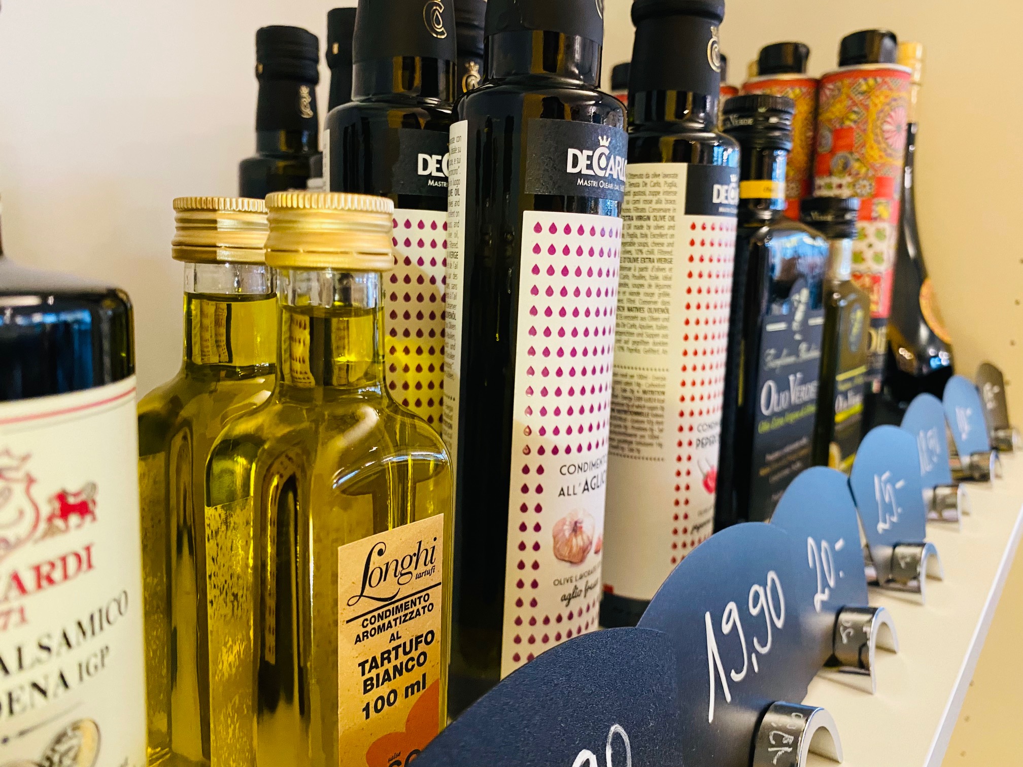 Verschiedene Olivenöle und Aceto Balsamico